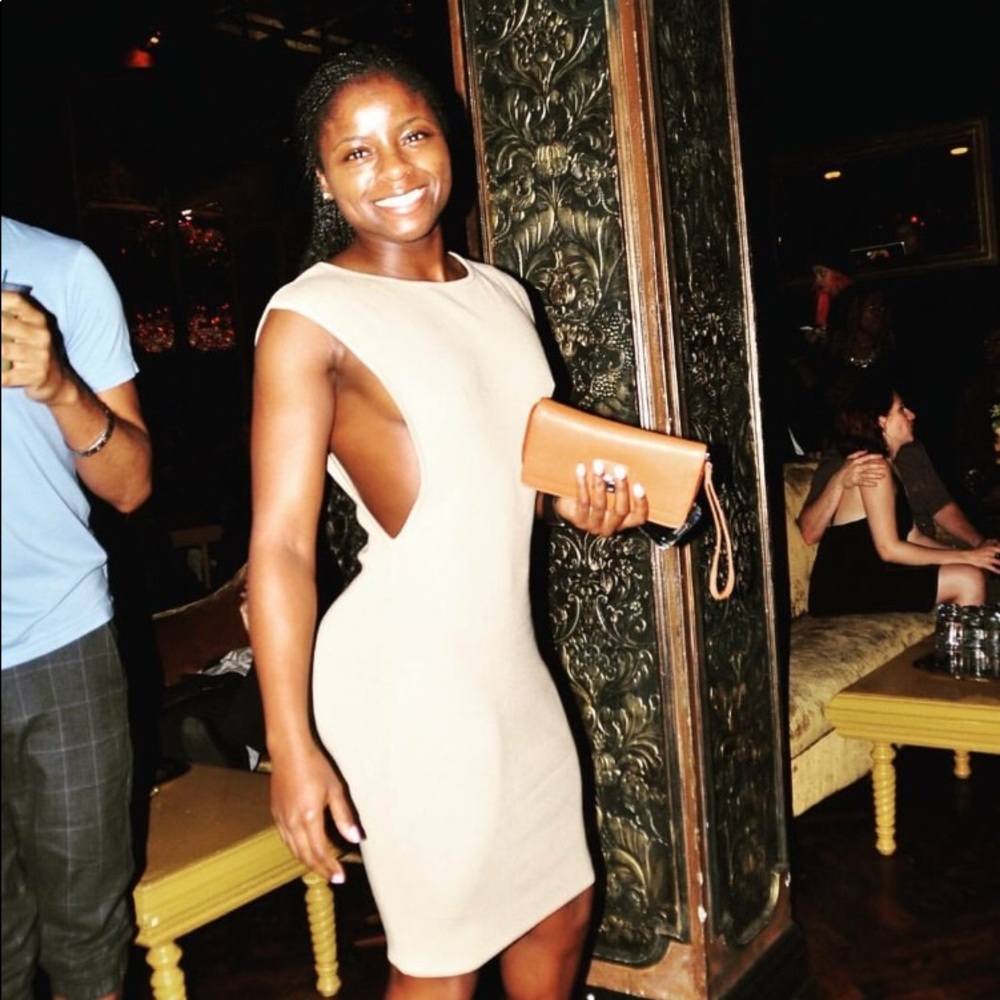 Very classy but yet sexy dress.